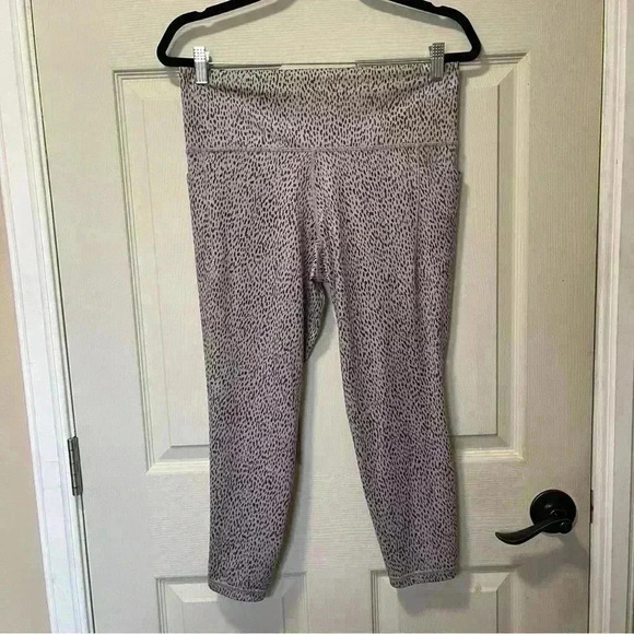 Athleta Leggings Salutation Stash Pocket II Printed 7/8 Tight Animal Print Sz L - Picture 1 of 8